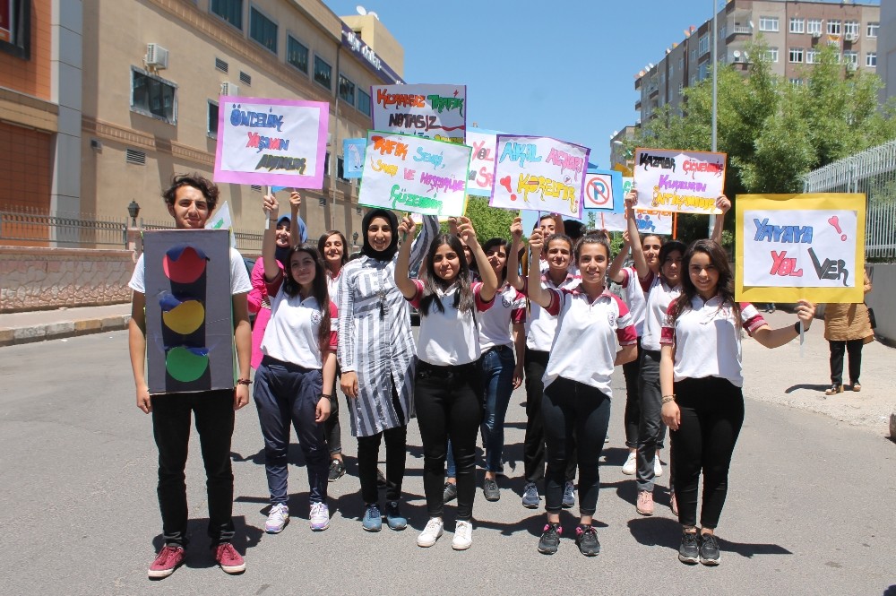 Diyarbakırlı öğrenciler ‘trafikte önce yaya’ dedi 
