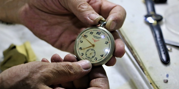Diyarbakırlı usta tam 52 yıldır zamanı ayarlıyor!