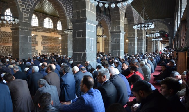 Diyarbakırlılar cuma namazı için Ulu Cami'ye akın etti