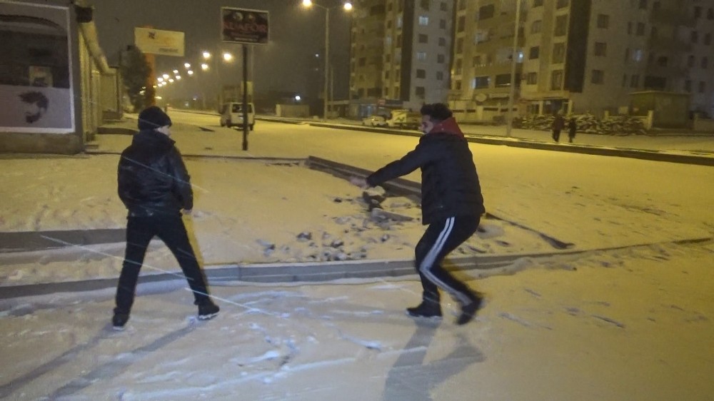 Diyarbakırlılar kartopu oynayarak eğlenceli dakikalar geçirdi 