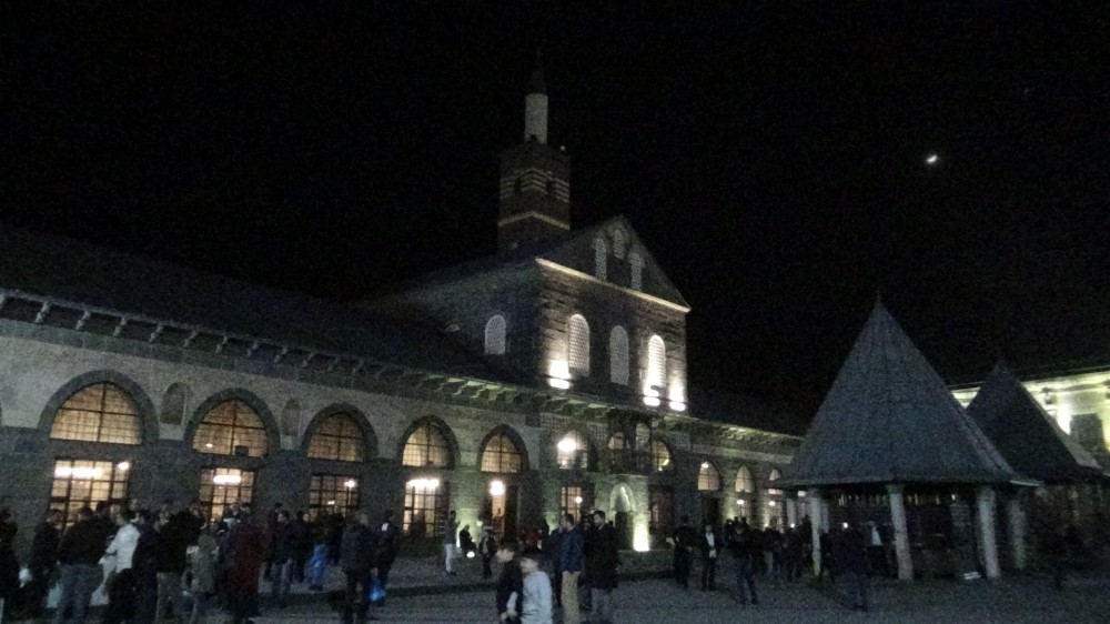 Diyarbakırlılar Regaip Kandili’nde Ulu Camii’ne akın etti 