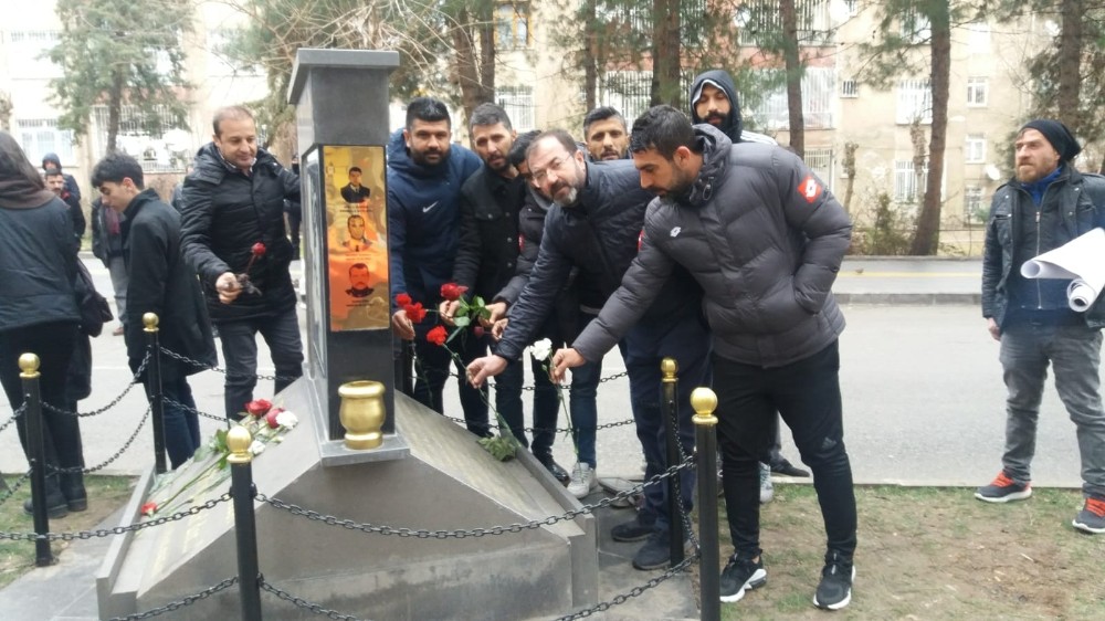 Diyarbakırspor’dan Ali Gaffar Okkan’a karanfilli anma 