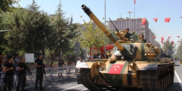 Diyarbarkır'da 3 yıl sonra tanklı füzeli tören