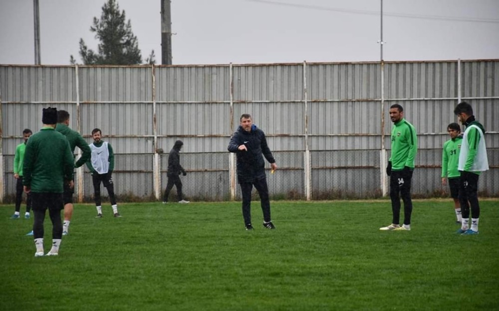 Diyarbekirspor teknik heyeti ve futbolcularına korona virüs testi 