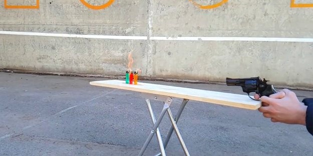 Dizdiği çakmaklara ateş etti! İşte sonuç...