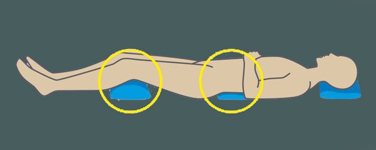 Dizlerinizin arasına yastık koyup uyuyorsanız ne olur? Herkesi iyileştiriyor: Altında yatan çok büyük sebepler var