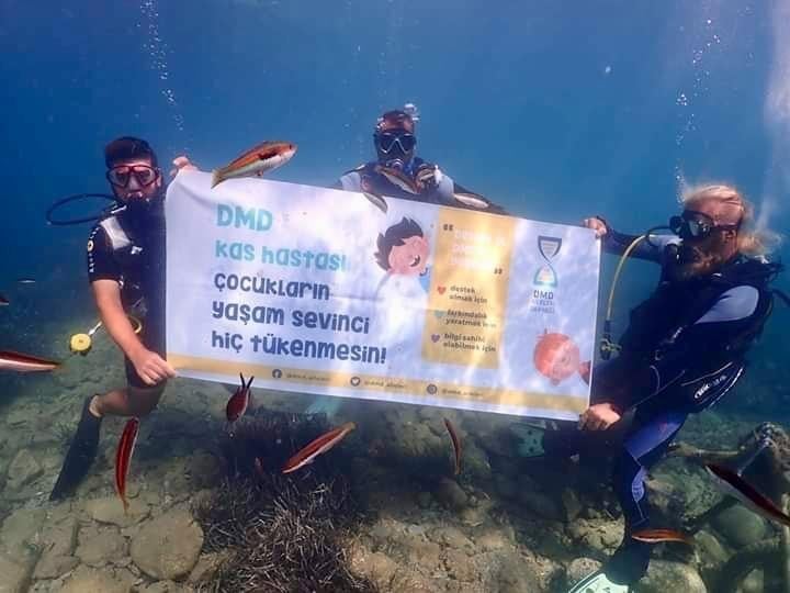 DMD hastalığına dikkat çekmek için deniz dibinde pankart açtılar 