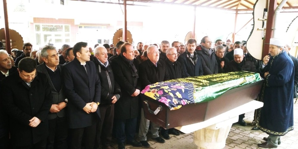 Doç. Dr. Murat Mercan’ın annesi Uşak’ta toprağa verildi 