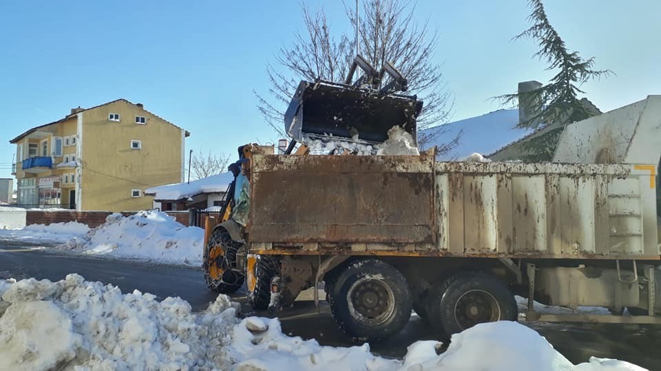Dodurga’da ana cadde ve sokaklar kardan temizleniyor 