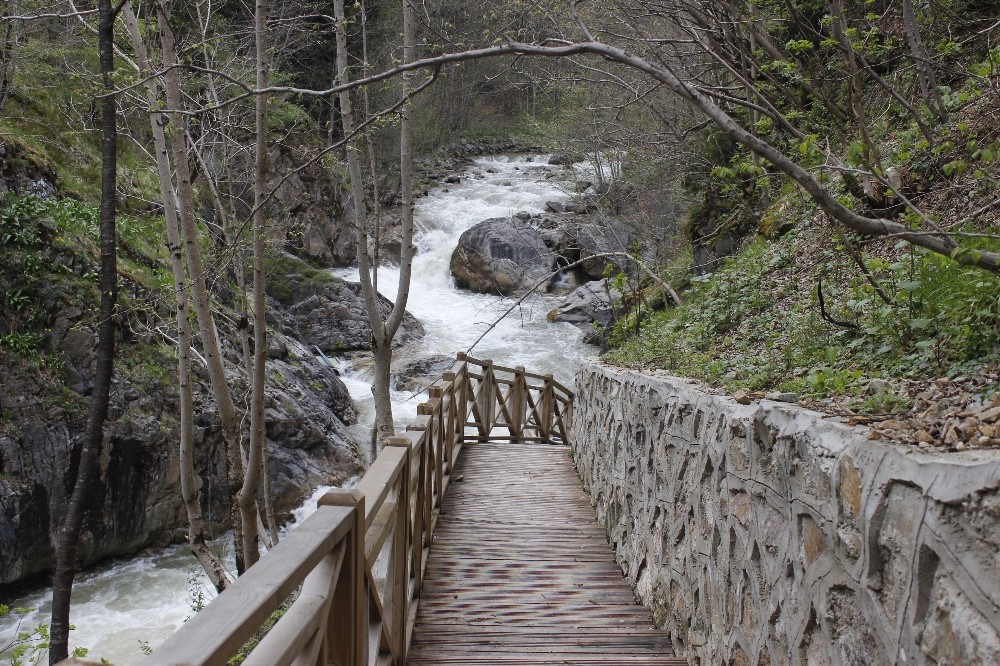 Doğa harikası Mavi Göl doğal rengine kavuşmayı bekliyor 