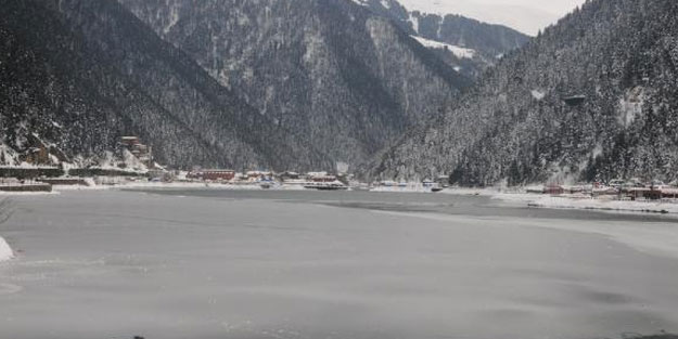 Doğa harikası Uzungöl, buz tuttu