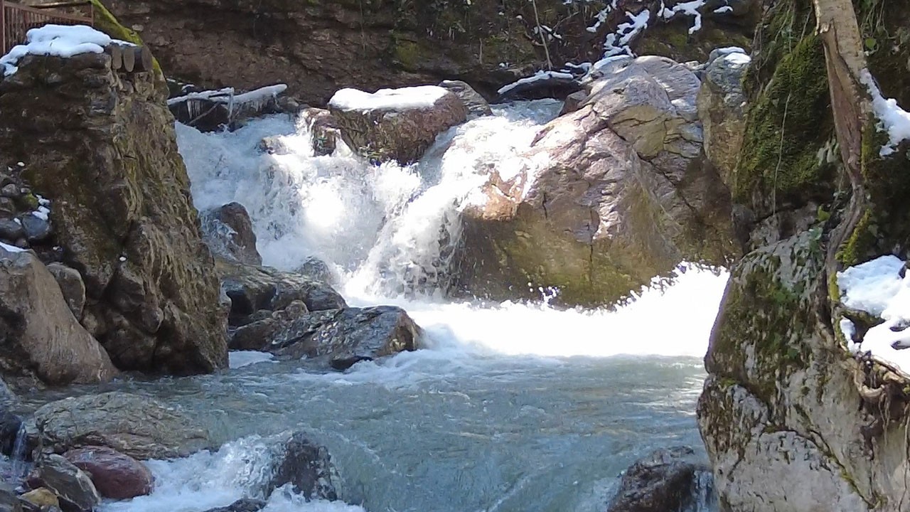 Doğa uyanıyor: Samandere Şelalesi çağlad