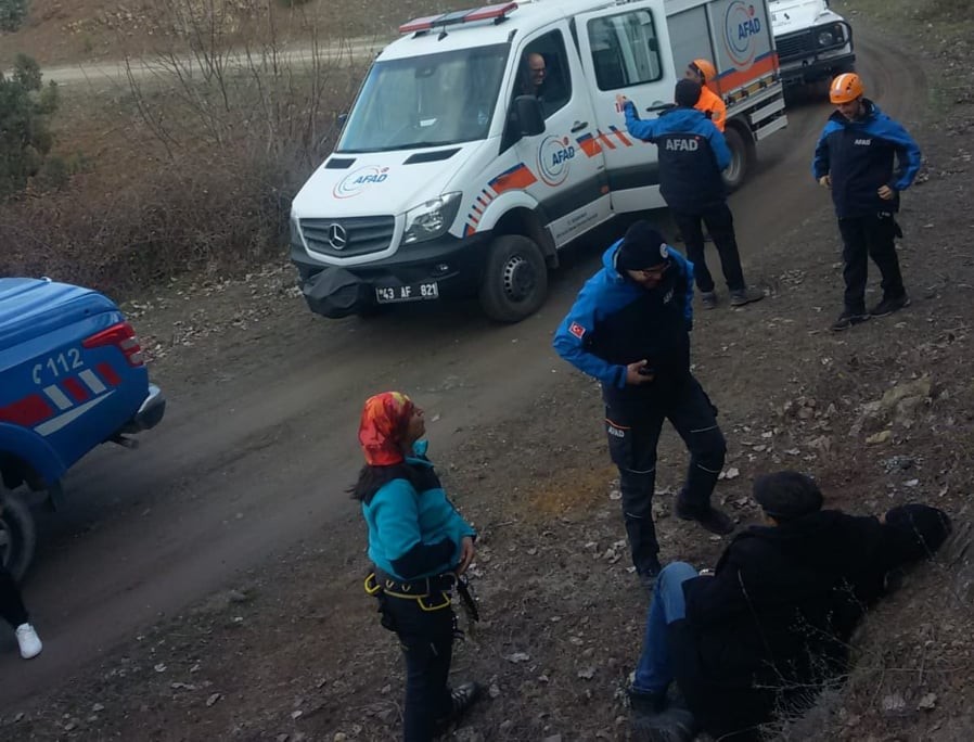 Doğa yürüyüşünde iki kayanın arasına sıkıştı 