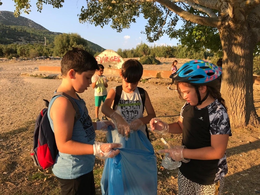 Doğada pedal çevirip, çöpleri temizlediler 