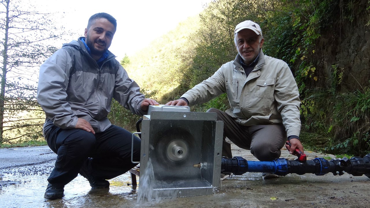Doğadan ilham aldılar! Baba-oğul mikro HES’le köylere elektrik sağlıyor