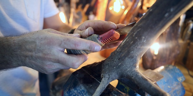 Doğadan topladığı ağaç parçalarını sanat eserine dönüştürüyor