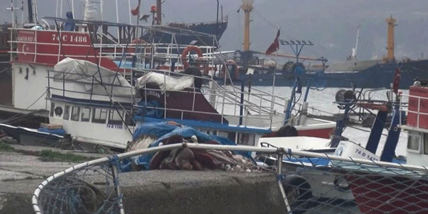 Doğal gaz arama çalışmalarında görevli balıkçı tekneleri Amasra Limanı'na sığındı