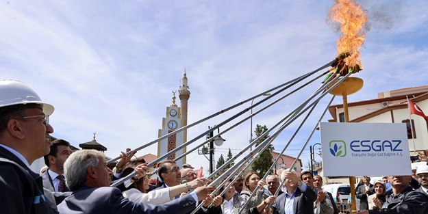 Doğal gaza kavuşan ilçede meşale yakıldı