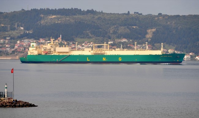 Doğalgaz tankeri Çanakkale Boğazı'ndan geçti