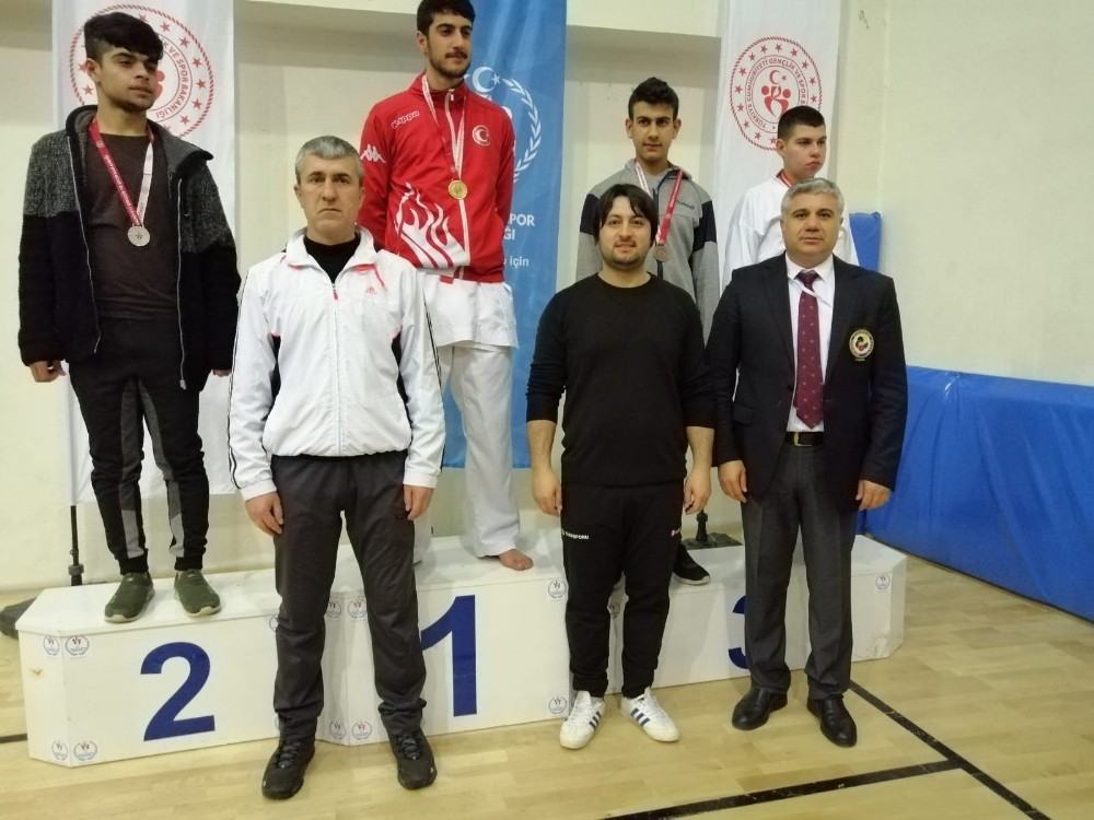 Doğan karate müsabakalarından başarıyla döndü 