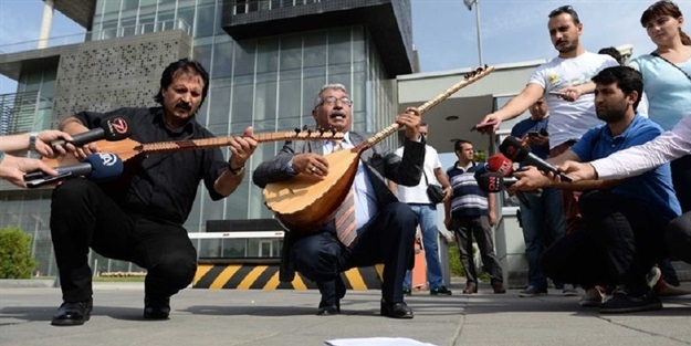 Doğan Medya'ya sazlı protesto!