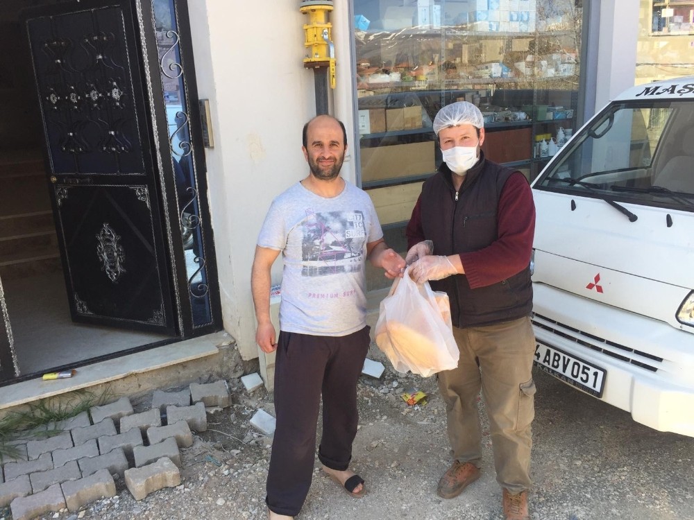 Doğanşehir’de fırıncılar ekmekleri evlere götürüyor 