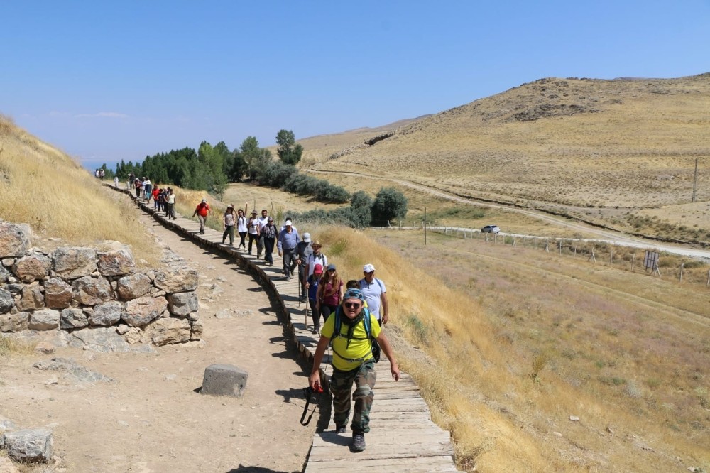 Doğaseverler Van Gölü için dağ dağ tırmanıyor 