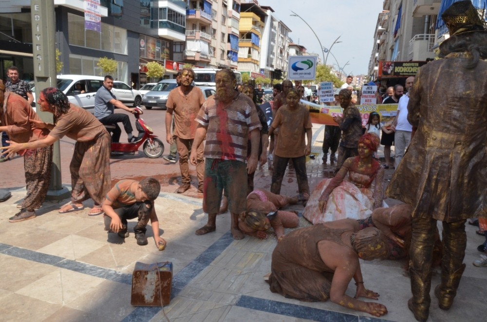 Doğaya dikkat çekmek için çamura bulandılar 