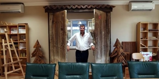 Doğduğu evin kapısını makam odasına taktırdı