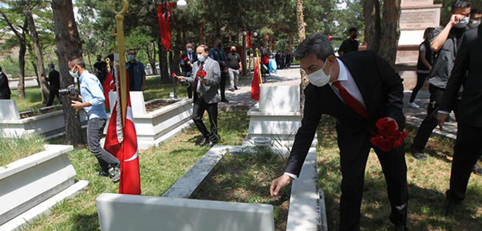 Doğu Anadolu'da 15 Temmuz şehitleri mezarları başında anıldı