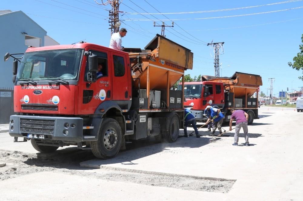 Doğu caddesinde onarım çalışmaları başladı 