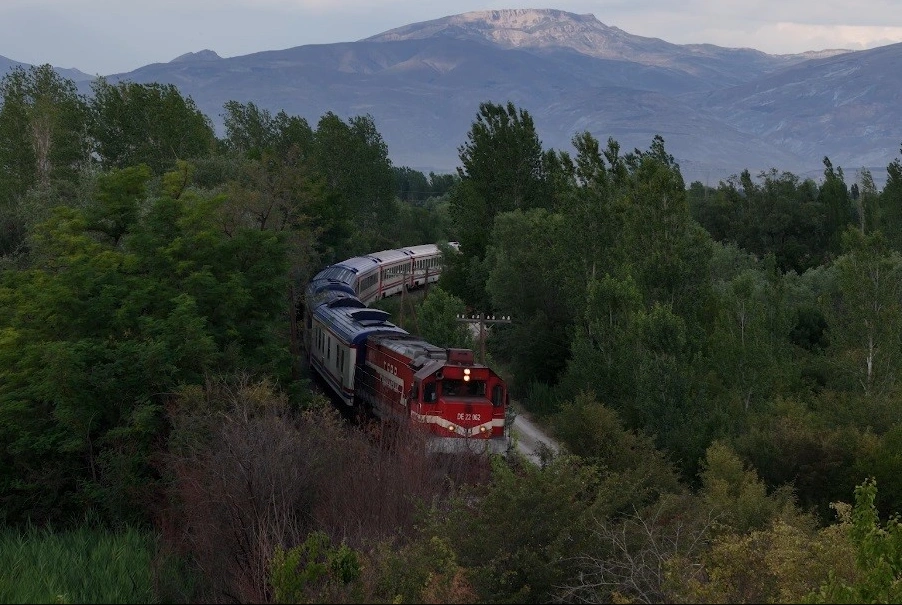 Doğu Ekspresi Erzincan’da! Sonbahar manzarası eşliğinde