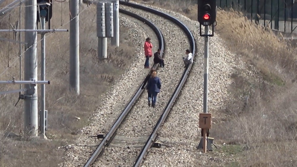 Doğu Ekspresi treni rayında tehlikeli oyun 