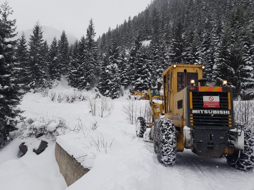 Doğu Karadeniz’de 711 köy ve mahalle yolu ulaşıma kapandı 