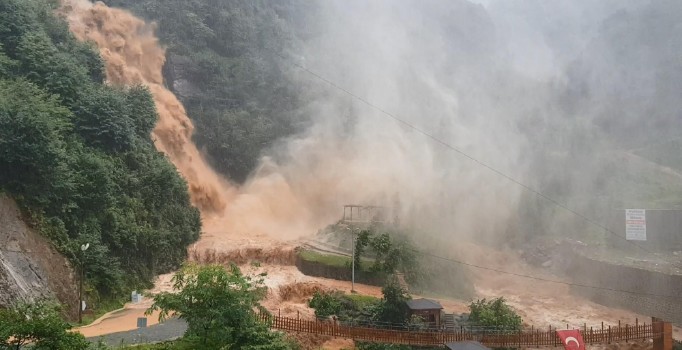 Doğu Karadeniz'de yağmur, sel ve heyelana yol açtı, yollar kapandı
