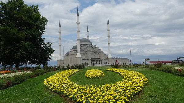 Doğu Karadeniz'in en büyük cami! Heyecanla beklenen caminin güzelliği ortaya çıktı