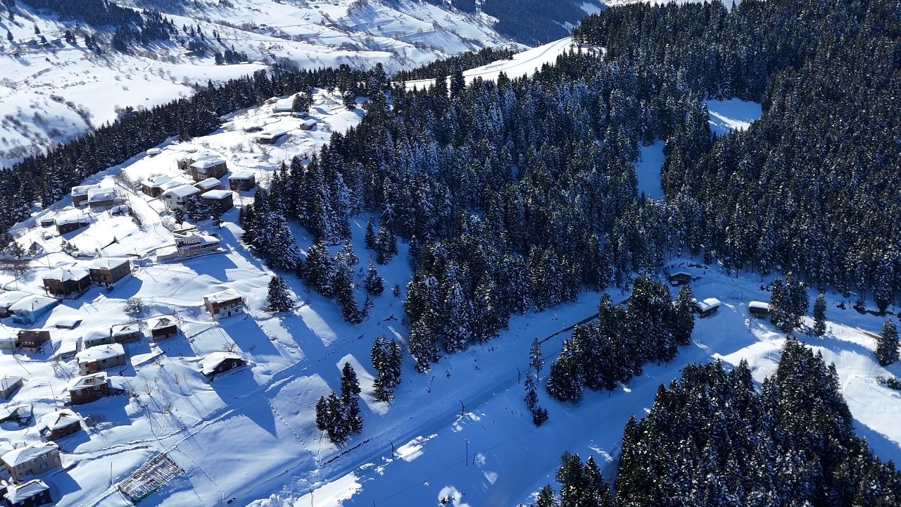 Doğu Karadeniz’in yaylalarına nisan karı