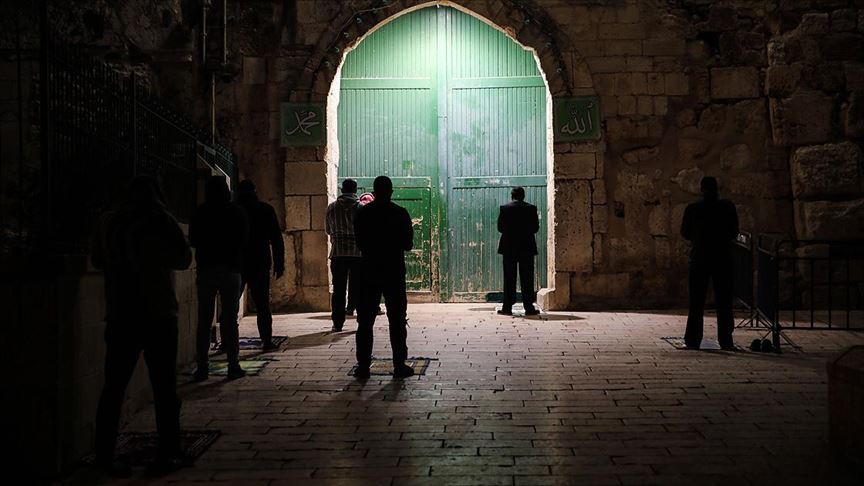 Doğu Kudüslüler teravih namazını Mescid-i Aksa’nın kapılarında kılıyor