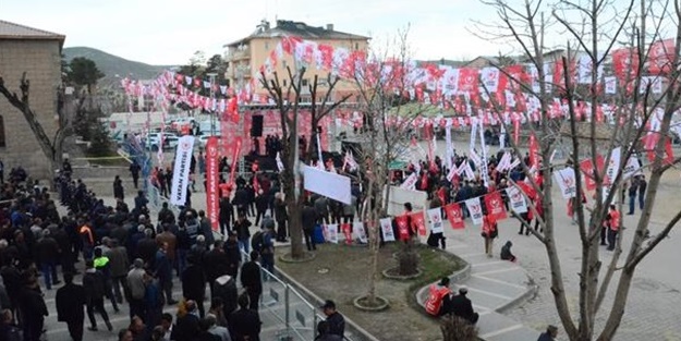 Doğu Perinçek boş meydanda konuştu
