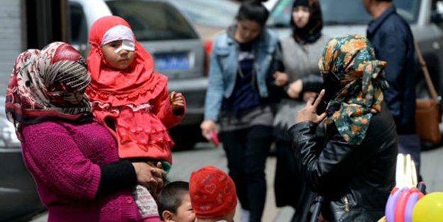 Doğu Türkistan'da başörtülü 25 öğrenci tutuklandı