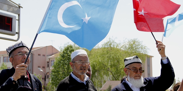 Doğu Türkistanlı vatandaşlardan Erdoğan’a sevgi gösterisi