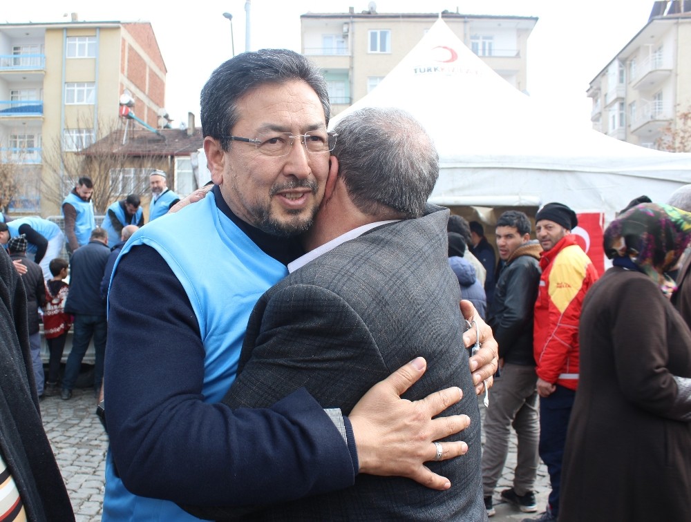 Doğu Türkistanlılar, depremzedelere yardıma koştu 