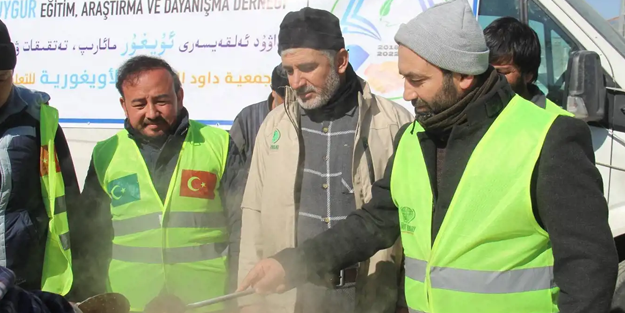 Doğu Türkistanlılardan depremzedelere sıcak aş yardımı...
