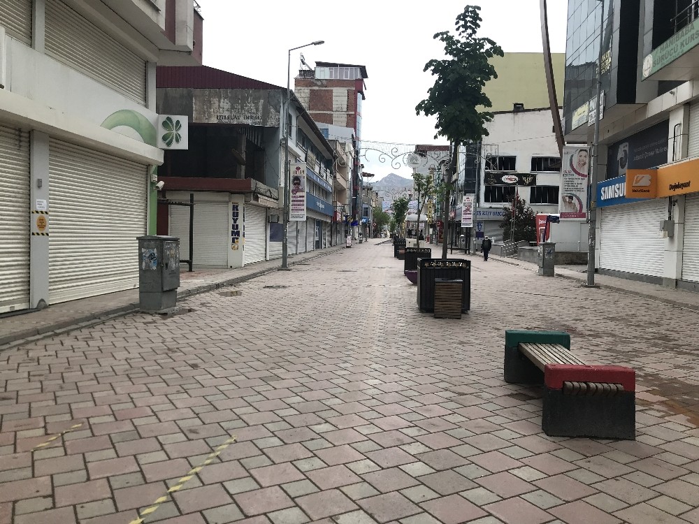 Doğubayazıt’ın cadde ve sokakları boş kaldı 