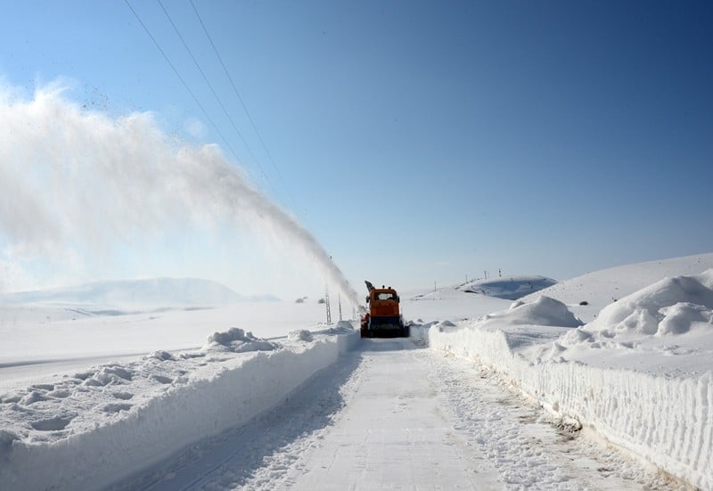 Doğu'da 230 yerleşim yolu ulaşıma kapandı