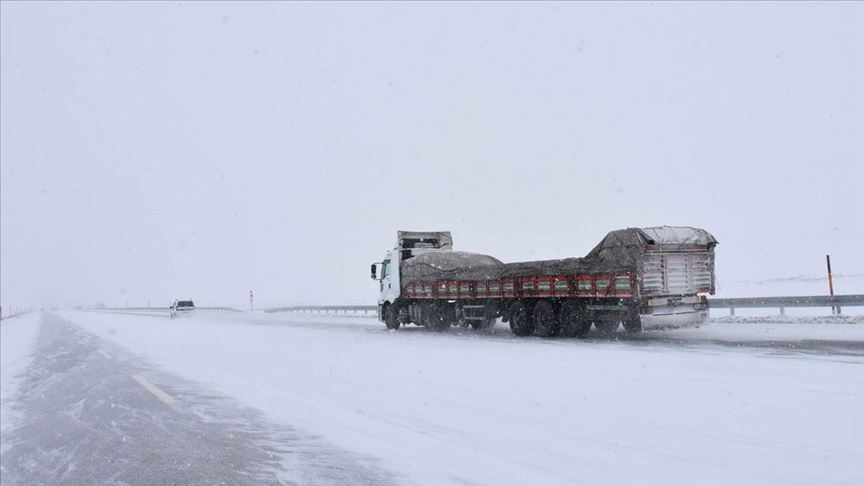Doğu'da kar yağışı nedeniyle 491 yerleşim birimine ulaşım sağlanamıyor