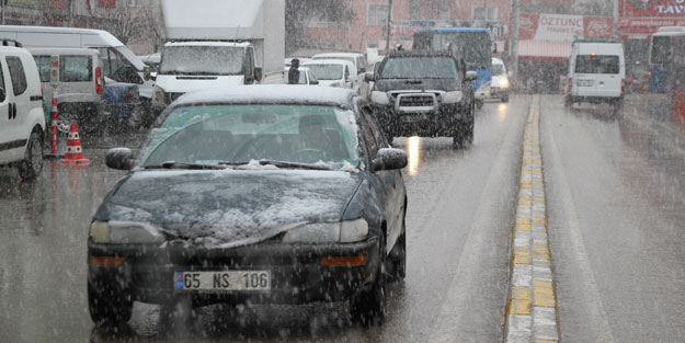 Doğu'da kar yağışı ulaşımı engelliyor