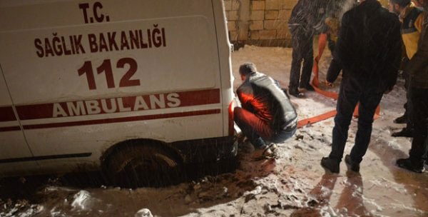 Doğuda kara kış… Hasta almaya giden ambulans kara saplandı