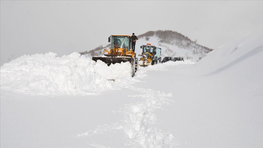 Doğu'daki 3 ilde 62 yerleşim birimine ulaşım sağlanamıyor