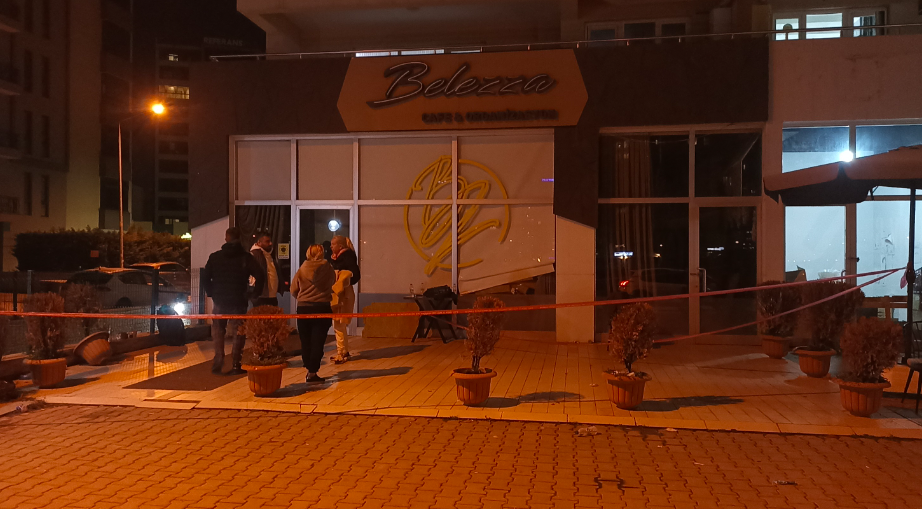 Doğum günü kutlanırken kafenin tavanı çöktü!